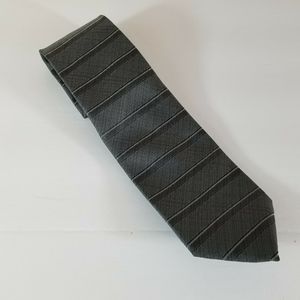 ☘️CLAIBORNE 100% silk tie.  Gray striped.